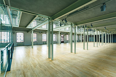 New factory hall with pillars, wood floor and loft windows